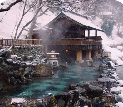 Rotenburo onsen all'aperto con neve